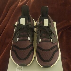 ♥️Adidas Ultraboost 22 in Red Wine and Black♥️
